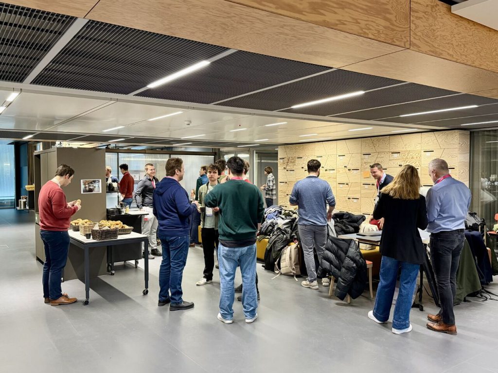 Teilnehmer:innen im Gespräch