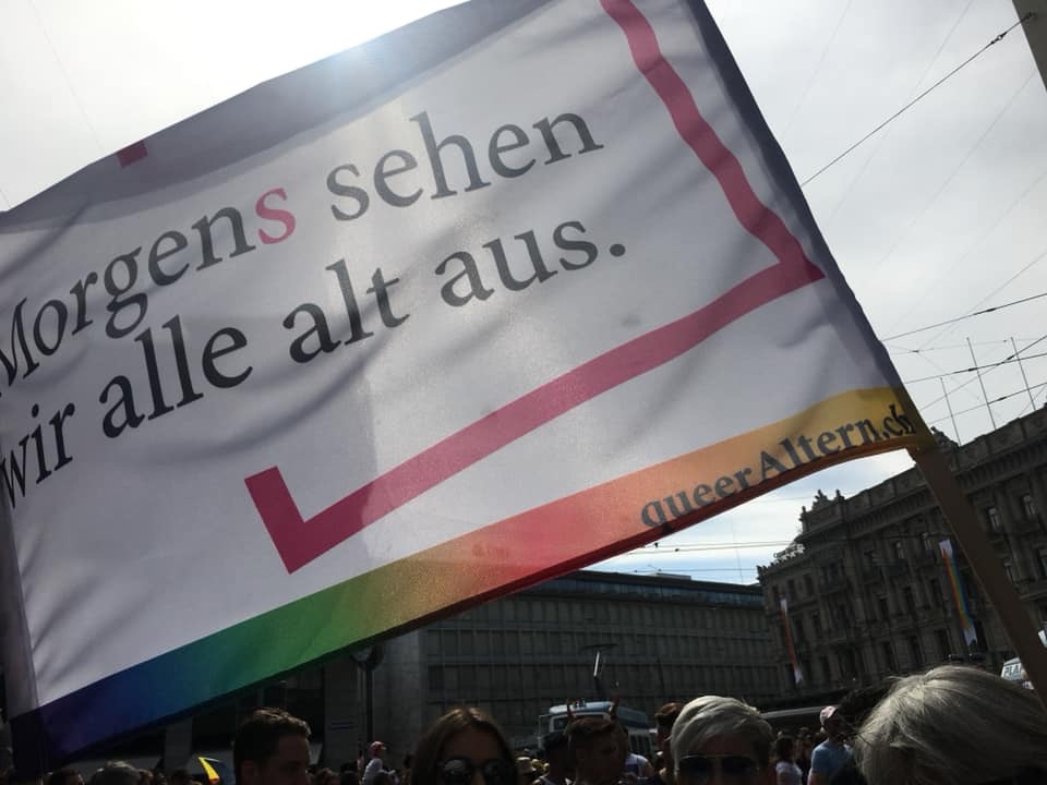 Banner des Vereins queerAltern an der Pride (zVg. von queeraltern.ch)