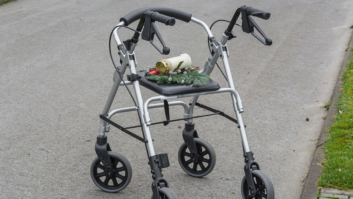 Rollator auf einem Friedhof