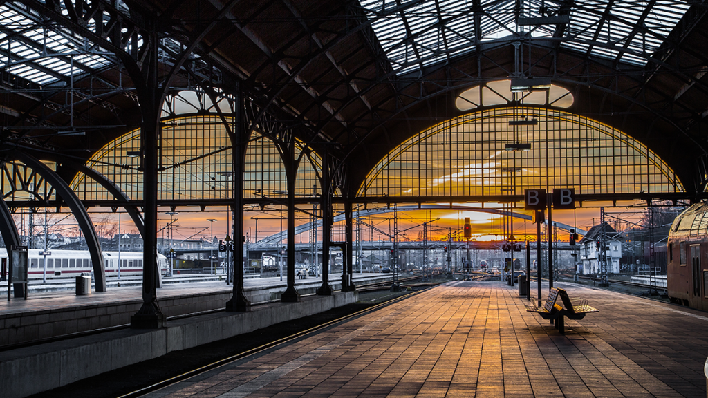 warten am Winterthurer Bahnhof im Sonnenuntergang