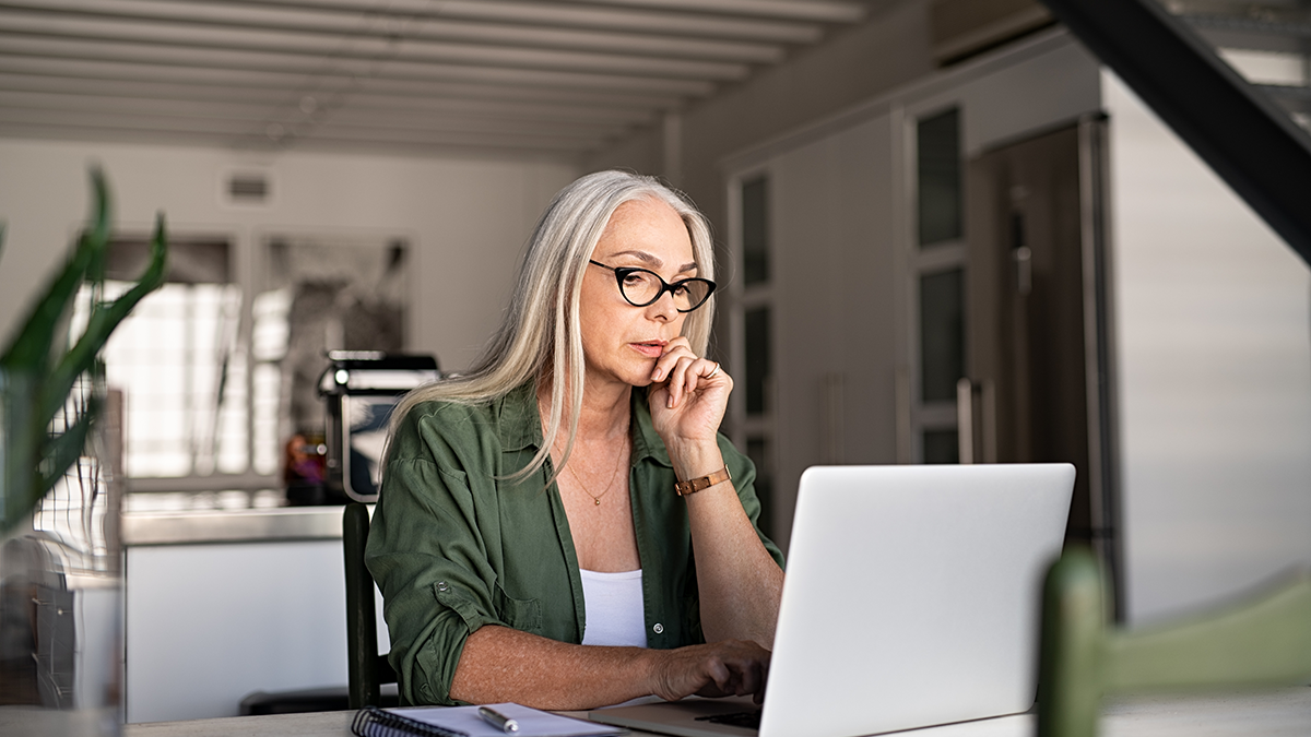 Frau im mittleren Alter am Laptop