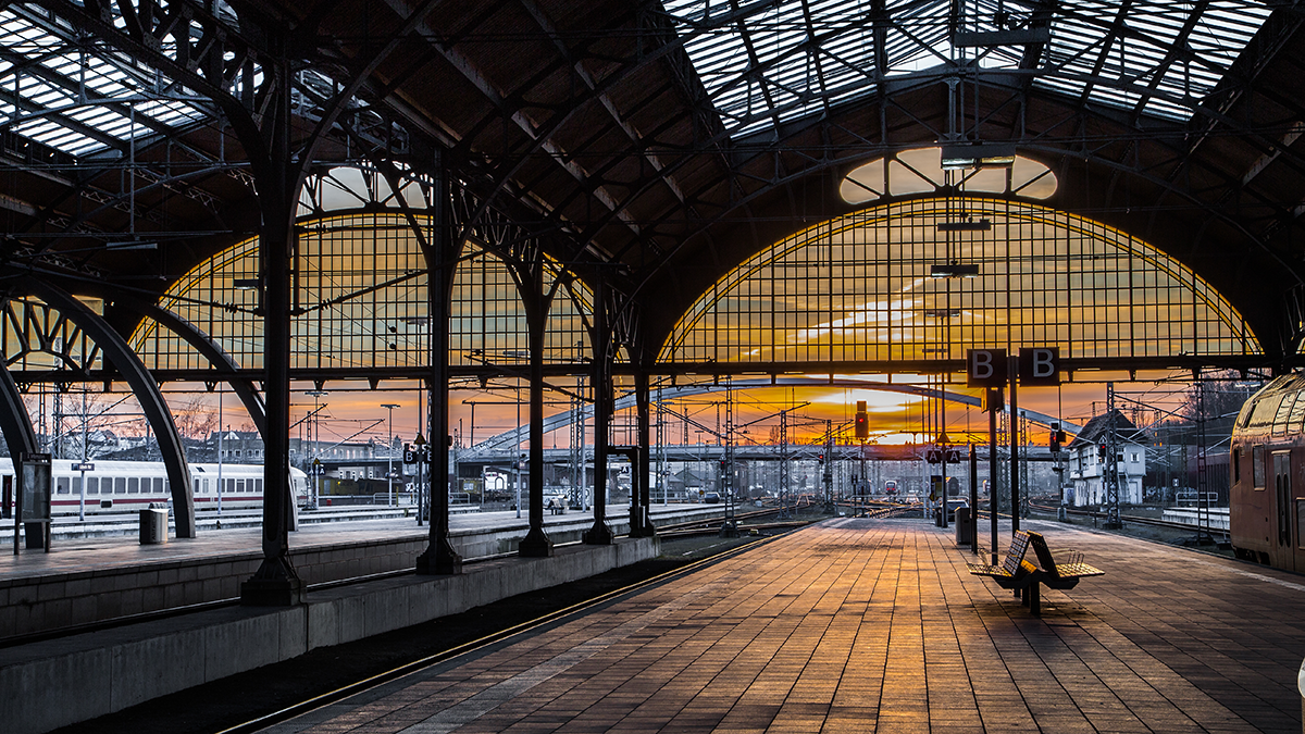 warten am Winterthurer Bahnhof im Sonnenuntergang